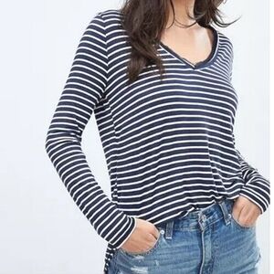 Abercrombie and Fitch Long Sleeve Tee in Dark Blue and White Stripe Size XS